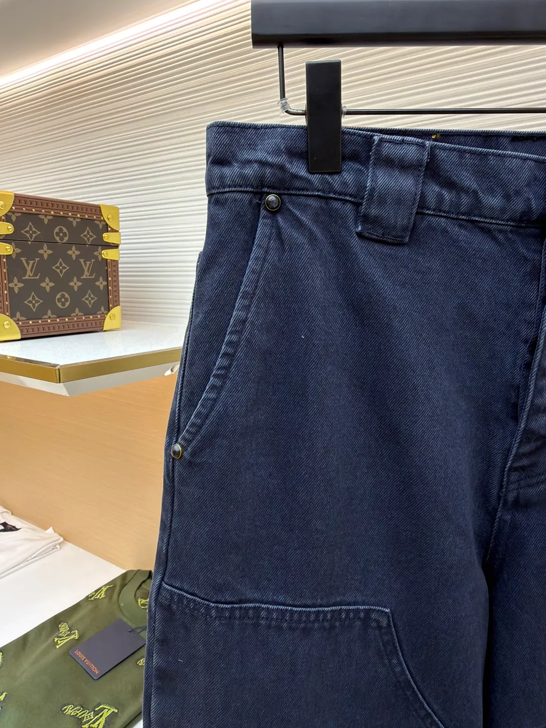 LOUIS VUITTON dyed embossed jeans ●Original version: Purchased and developed by 15889 ●Item number: 1681050-B55 ●Material: denim fabric ●Technology: embossed production ●Version: fitted version ●Weight: about 970 grams ●Size: 30-32-34-36 ●Description: This style is processed through garment dyeing to create a washed retro effect, and then uses a splicing structure and hammer fixing rings to express the workwear style. Monogram embroidery adorns the sides and left patch pocket, and pearlescent buttons and rivets complete the detail. Pair it with the same style to add to your summer wardrobe. The overall wiring is straight and delicate, the fabric is comfortable and soft, and the color is consistent without color difference. It can be matched with the same style to create a fashionable look and control various occasions. Customized accessories, complete with three standards, same style for men and women!